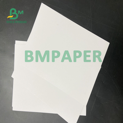 Bề mặt giấy phẳng phủ tấm bảng trắng với lưng màu xám cho bộ lọc vớ